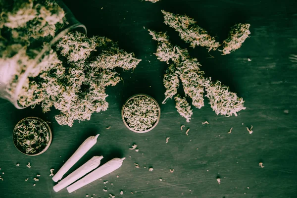 Macro de marihuana con tricomas y hierba triturada en un tono verde malhumorado tono verde malhumorado — Foto de Stock
