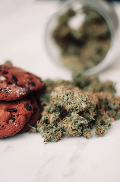 Bolachas de chocolate com marijuana. Doces com cannabis. Botões de canábis num fundo preto. Cozimento com a adição de CBD. Doces com erva daninha . — Fotografia de Stock