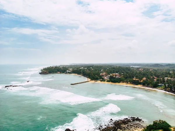 Vista superior de la hermosa playa de arena blanca con agua de mar turquesa tiro largo — Foto de Stock