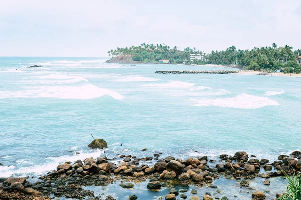 Plaży krajobraz, wędkowanie z łodzi w przezroczysty niebieski ocean — Zdjęcie stockowe