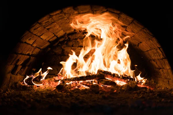 Yakın çekim. Fırında yangın. Kömürlerin pizza. Koyu arka plan. Bir yanan fırında pişirme kavramları. — Stok fotoğraf