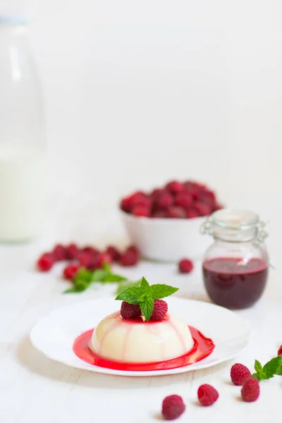 Vertical shot. Summer dessert. Light background. Close up. Panakota with raspberries and mint. — Stock Photo, Image