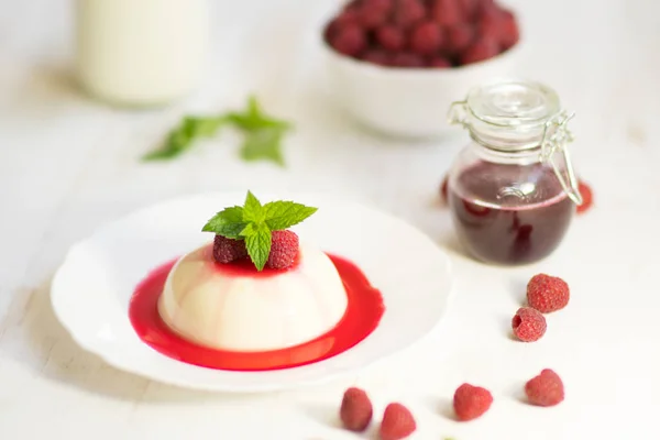 Close up. Summer dessert. Panakota with raspberries. Light background. — Stock Photo, Image