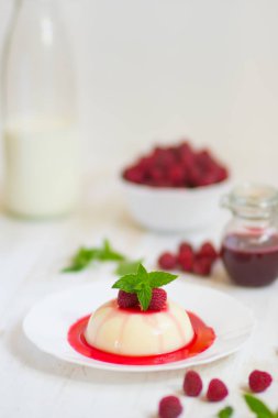 Yakın çekim. Dikey vurdu. Yaz tatlı. Açık renkli. Ahududu ile panakota.