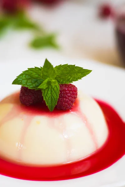 Close up top view. Light background. Summer dessert. Panakota with raspberries. Vertical shot. — Stock Photo, Image