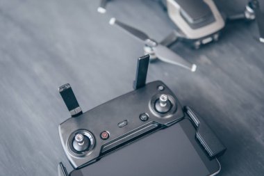 Dronlar yaşam ve Sanayi kullanarak kavramı. Uzay kopyalayın. Uzaktan kumanda ve smartphone makro ayrıntılar. Yakın çekim. Yenilik fotoğraf kavramı. Dostum renk.