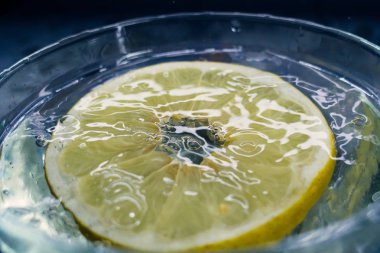 büyük bir sıçrama ile su altında derin düşmek tropikal meyve pamelo