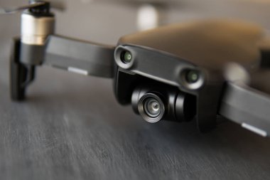 Dronlar yaşam ve Sanayi kullanarak kavramı. Drone kamera yakın makro ayrıntılar. Uzay kopyalayın. Yenilik fotoğraf kavramı. Renk dostum. Siyah bir tabloda yeni bir siyah dron.