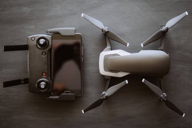 Yenilik fotoğraf kavramı. Renk dostum. Siyah bir tabloda yeni bir siyah dron. Dronlar yaşam ve Sanayi kullanarak kavramı. Üstten görünüm uzak ve smartphone makro ayrıntılar. Kopya alanı.