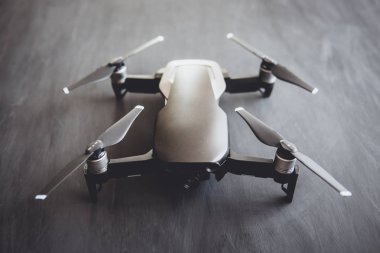 Siyah bir tabloda yeni bir siyah dron. Yakın çekim. Dronlar yaşam ve Sanayi kullanarak kavramı. Yenilik fotoğraf kavramı. Gökyüzü dijital kamerada. Dostum renk
