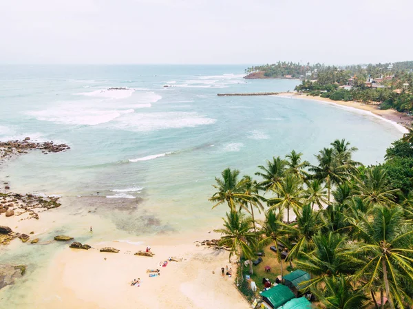 Vista superior de la hermosa playa y Mirisa Sri Lanka. Disparo largo de drones aéreos — Foto de Stock