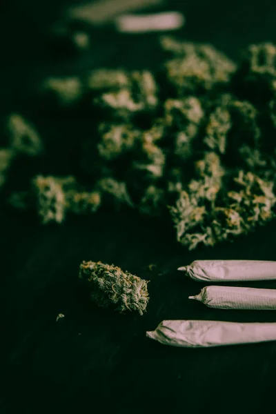 Macro de marihuana brotes de cannabis con tricomas y machacada hierba tono verde malhumorado — Foto de Stock