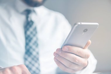 İşadamı Smartphone onun elinde. Akıllı telefon ve Internet ticareti. Online ödeme. Telefon üzerinden online ödeme Ticaret Online.