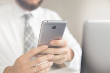Online ödeme. Genç işadamı Smartphone onun elinde. Akıllı telefon ve Internet ticareti. Online ödeme telefon aracılığıyla. Online Ticaret.
