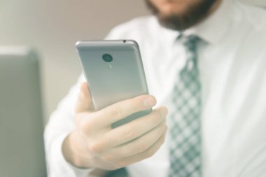 Akıllı telefon ve Internet ticareti. Online ödeme telefon aracılığıyla. Online ticaret. Online ödeme. Genç işadamı Smartphone onun elinde.