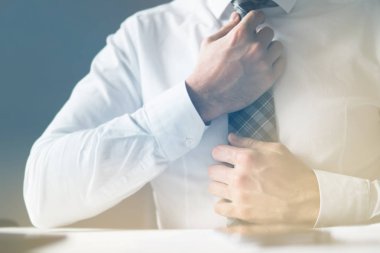 Office iş kavramı. Belgelerle çalışma iş adamı. Telefonu kapatın. Beyaz arka plan. E-posta göndererek, ışık sızıntıları