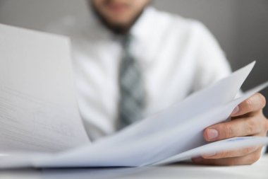 Bir dizüstü bilgisayar ile ofis işleri. Açık renkli. İş adamı iş bilgisayar ile ofis işleri tablo. Mali iş. Yakın çekim. Smartphone el genç işadamı sakallı.