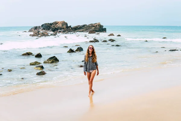 Mujer bikini feliz divirtiéndose nadando en el océano. Mujer bikini libertad despreocupada con los brazos arriba salpicando agua en la alegría en la playa tropical. Éxito chica asiática en verano Caribe viajes vacaciones. — Foto de Stock