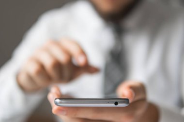 Akıllı telefon ve Internet ticareti. Online ticaret. Genç işadamı Smartphone onun elinde. Online ödeme telefon aracılığıyla. Online ödeme.