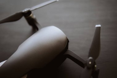 Dronlar yaşam ve Sanayi kullanarak kavramı. Makro robot motorları ve bıçaklar makro ayrıntılar. Yenilik fotoğraf kavramı. Siyah bir tabloda yeni bir siyah dron. Dostum renk.