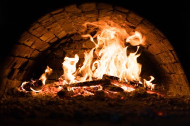 Bir yanan fırında pişirme kavramları. Yakın çekim. Fırında yangın. Kömürlerin pizza. Koyu arka plan.