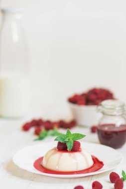 Açık renkli. Yaz tatlı. Ahududu ile panakota. Dikey vurdu. Yakın çekim.