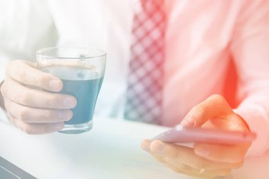 Gönderen e-posta, hareket eden telefon. Telefonu kapatın. Online alışveriş. Office iş kavramı. Beyaz arka plan. İşadamı bir akıllı telefon kullanır. Işık sızıntıları