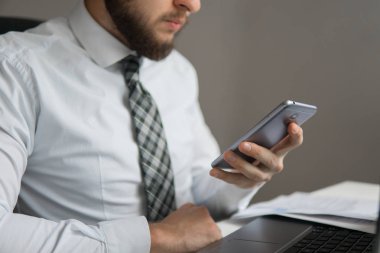 Beyaz arka plan. Telefonu kapatın. Online alışveriş. Office iş kavramı. Gönderen e-posta, hareket eden telefon. İşadamı belgeleri işadamı kullanır ile çalışan bir akıllı telefon.