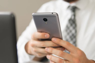 Online ödeme telefon aracılığıyla. Online ticaret. Online ödeme. Genç işadamı Smartphone onun elinde. Akıllı telefon ve Internet ticaret.