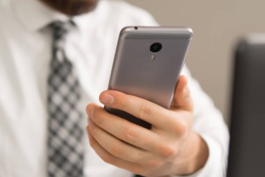 İşadamı bir akıllı telefon kullanır. Beyaz arka plan. Online alışveriş. gönderen e-posta, hareket eden telefon. Telefonu kapatın. Office iş kavramı .