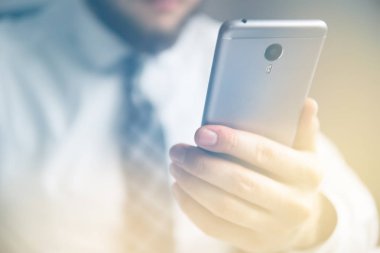 Akıllı telefon ve Internet ticareti. Online ticaret. Online ödeme. Genç işadamı Smartphone onun elinde. Telefon aracılığıyla online ödeme.