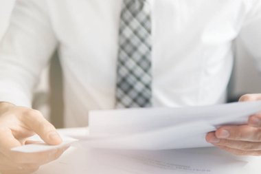 Office iş kavramı. Online alışveriş. Beyaz arka plan belgeleriyle çalışma iş adamı. İşadamı bir smartphone telefon kadar yakın kullanır. Gönderen e-posta, cep telefonu.