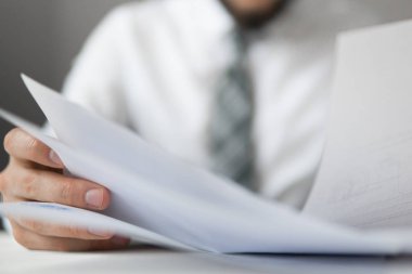 Online Döviz Alım Satım ticaret. Akıllı telefon ve Internet ticareti. Online ödeme telefon aracılığıyla. Malların online ödeme. Onun elinde banka kredi kartıyla genç işadamı.