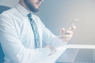 Akıllı telefon ve Internet ticareti. Genç işadamı onun elinde banka kredi kartıyla. Online Döviz Alım Satım ticaret. Malların online ödeme. Telefon aracılığıyla online ödeme.