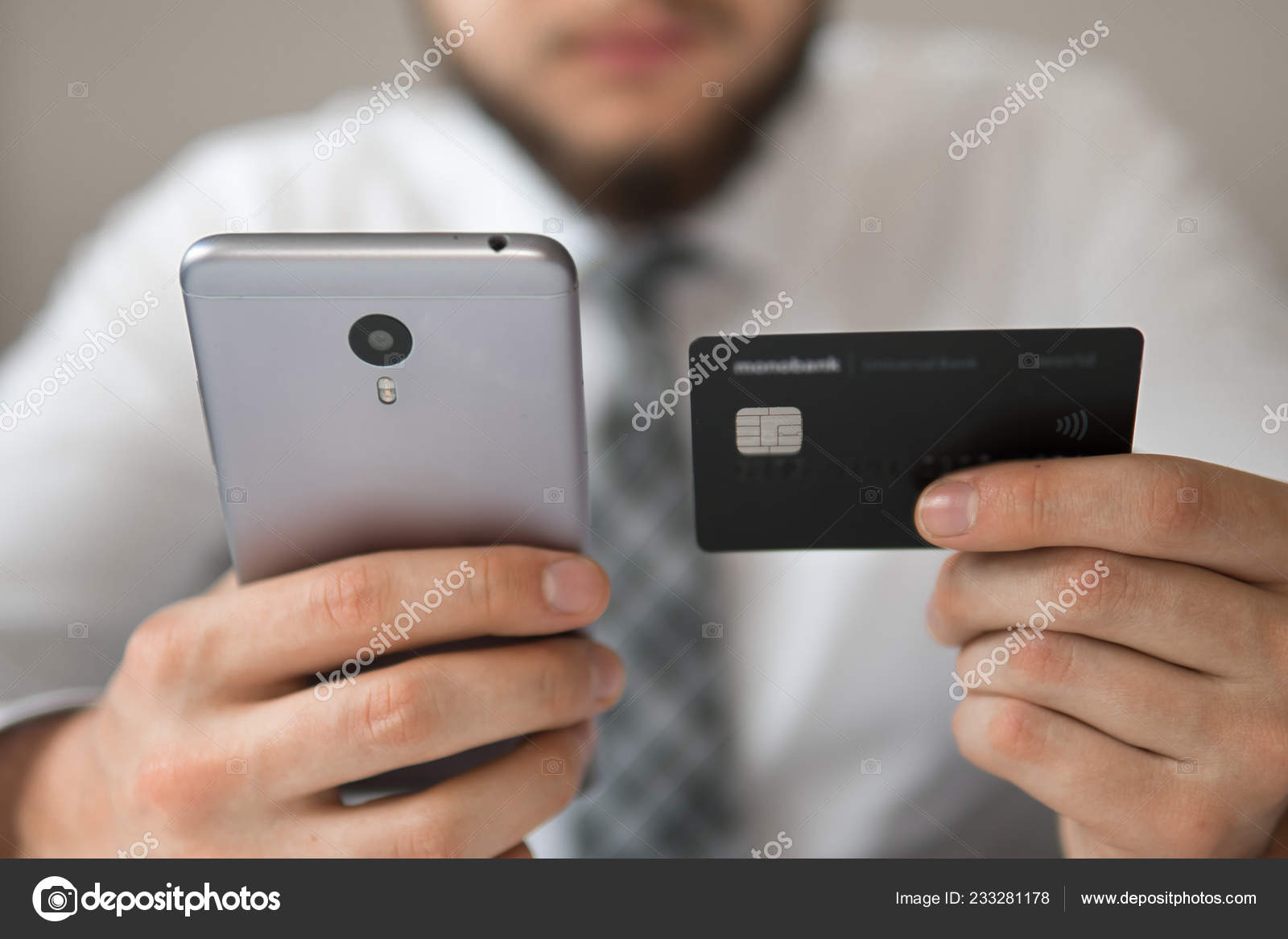 Молодой Бизнесмен С Банковской Кредиткой В Руках. Онлайн-Платежи.