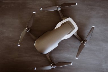 Dronlar yaşam ve Sanayi kullanarak kavramı. Ana sayfa görünümü dronun motorları ve bıçaklar makro ayrıntılar. Yenilik fotoğraf kavramı. Siyah bir tabloda yeni bir siyah dron. Dostum renk.