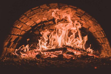 Kömürlerin pizza. Koyu arka plan. Bir yanan fırında pişirme kavramları. Yakın çekim. Fırında yangın.