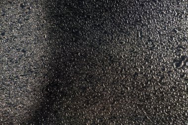 Siyah arka plan üzerinde su damlacıkları. Yağmur damlaları Windows arka plan için. soyut su bırakır. Renk renklendirme. Işık sızıntıları.