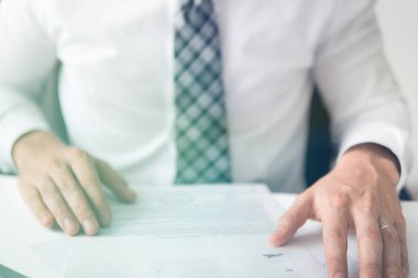 Malların online ödeme. Akıllı telefon ve Internet ticareti. Online ödeme telefon aracılığıyla. Genç işadamı onun elinde banka kredi kartıyla. Online Döviz Alım Satım ticaret.