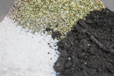 Dünya, perlit ve vermikülit karışımı. Doore tıbbi esrar kapalı büyüyen kavramı. Esrar için toprak. Yakın çekim. Substrat esrar için.