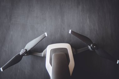 Dronlar yaşam ve Sanayi kullanarak kavramı. Üst dron makro ayrıntılarını görüntüleyin. Uzay kopyalayın. Fotoğraf kavramı. renk dostum. Siyah bir tabloda yeni bir siyah dron dron kamerayı kapatın.