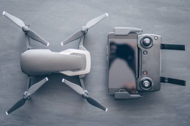 Yenilik fotoğraf kavramı. Renk dostum. Siyah bir tabloda yeni bir siyah dron. Dronlar yaşam ve Sanayi kullanarak kavramı. Üstten görünüm uzak ve smartphone makro ayrıntılar. Kopya alanı.