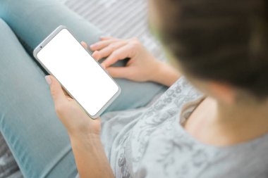 cep telefonu beyaz ekran kadının elleri smartphone tutarak. yakın çekim. Mockup görüntü akıllı telefon. Chroma anahtar.