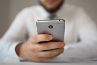 İşadamı kredi kartı ve bir akıllı telefon kullanır. Hareket eden telefon. Online alışveriş. Online ödeme. Office iş kavramı. Telefonu kapatmak.