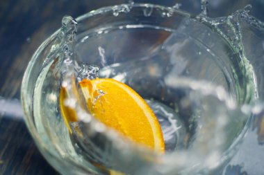 Tropikal meyveler Büyük bir su sıçramasıyla derin sulara düşer