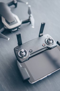 Renk dostum. Siyah bir tabloda yeni bir siyah dron. Dikey vurdu. Dronlar yaşam ve Sanayi kullanarak kavramı. Uzaktan kumanda ve smartphone makro Ayrıntılar kapatın. 