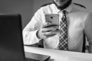 İş adamı iş bilgisayar ile ofis işleri tablo. Mali iş. Belgeleri el kapatın. Açık renkli. Genç işadamı sakallı. Bir dizüstü bilgisayar ile ofis işleri.