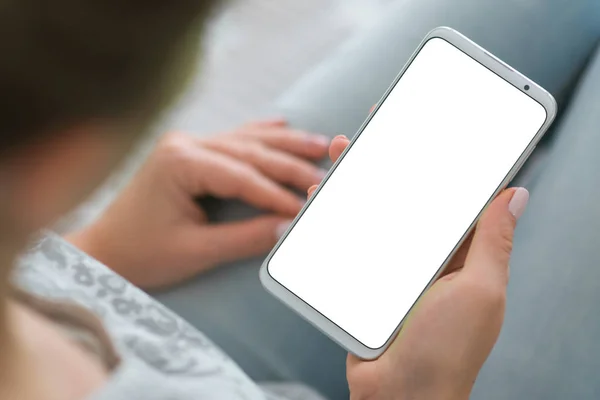 beyaz perde smartphone. Chroma anahtar. yakın çekim. Kadının görüntüsünü mockup holding cep telefonu eller.