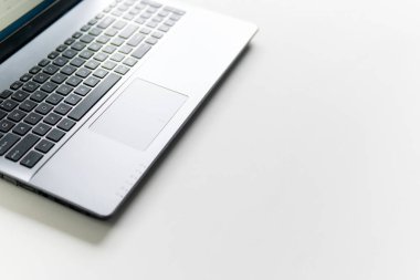 Beyaz teknolojik arka plan. üstten görünüm kopya alanı. Ahşap masa üzerinde dizüstü bilgisayar.