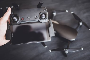 Uzaktan antenler ve elinde uçağı kontrol etmek için bir akıllı telefon ile. Dronlar yaşam ve Sanayi kullanarak kavramı. Yenilik fotoğraf kavramı. Dostum renk.